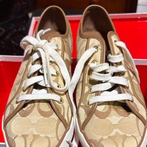 Coach Signature Canvas Low-Top Sneakers in Tan and Cream 
Nearly new.